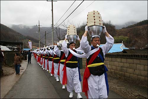 용떡(제물)옮기기 